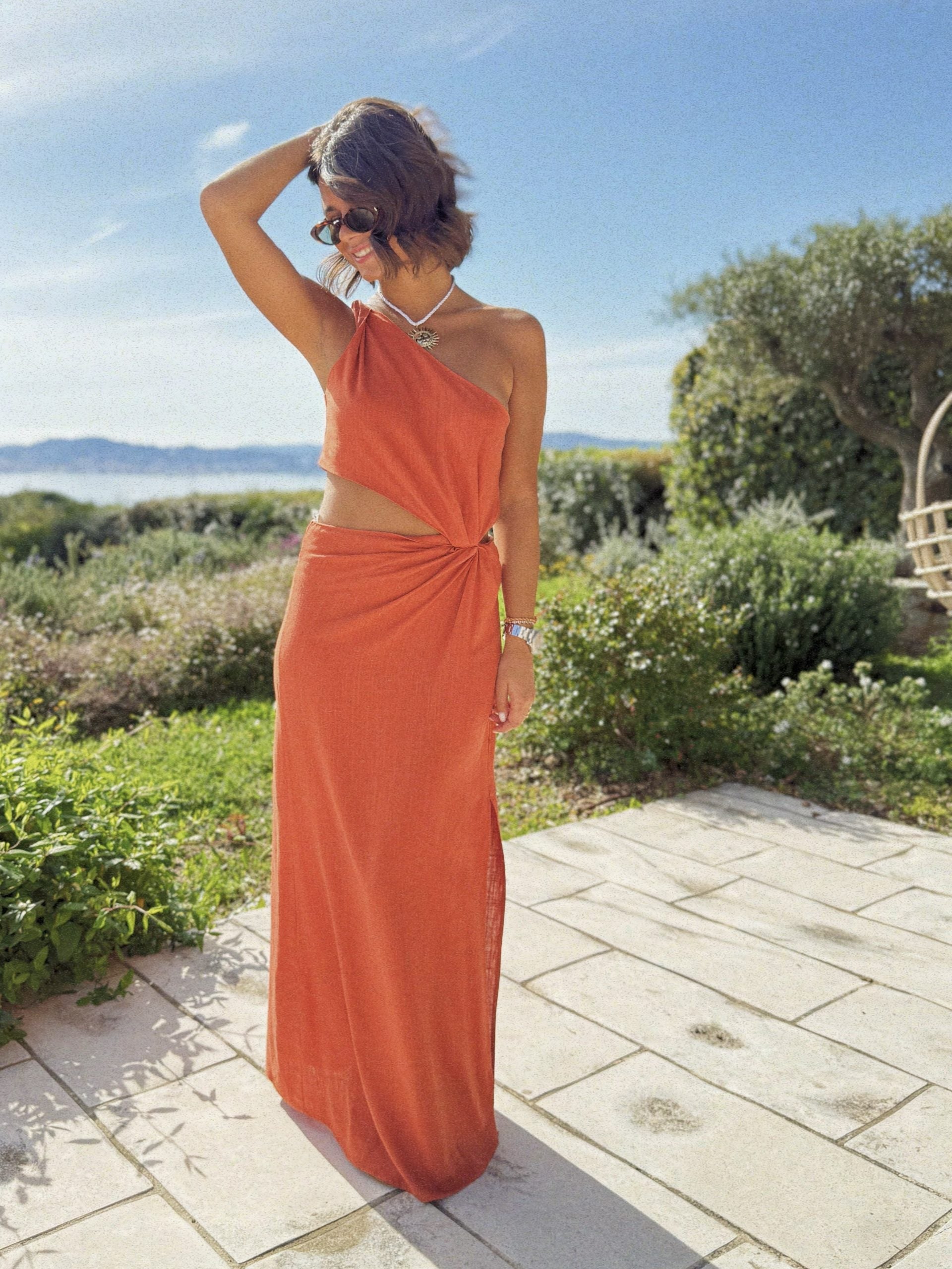 Naïa™ | Robe longue asymétrique avec détail cut-out